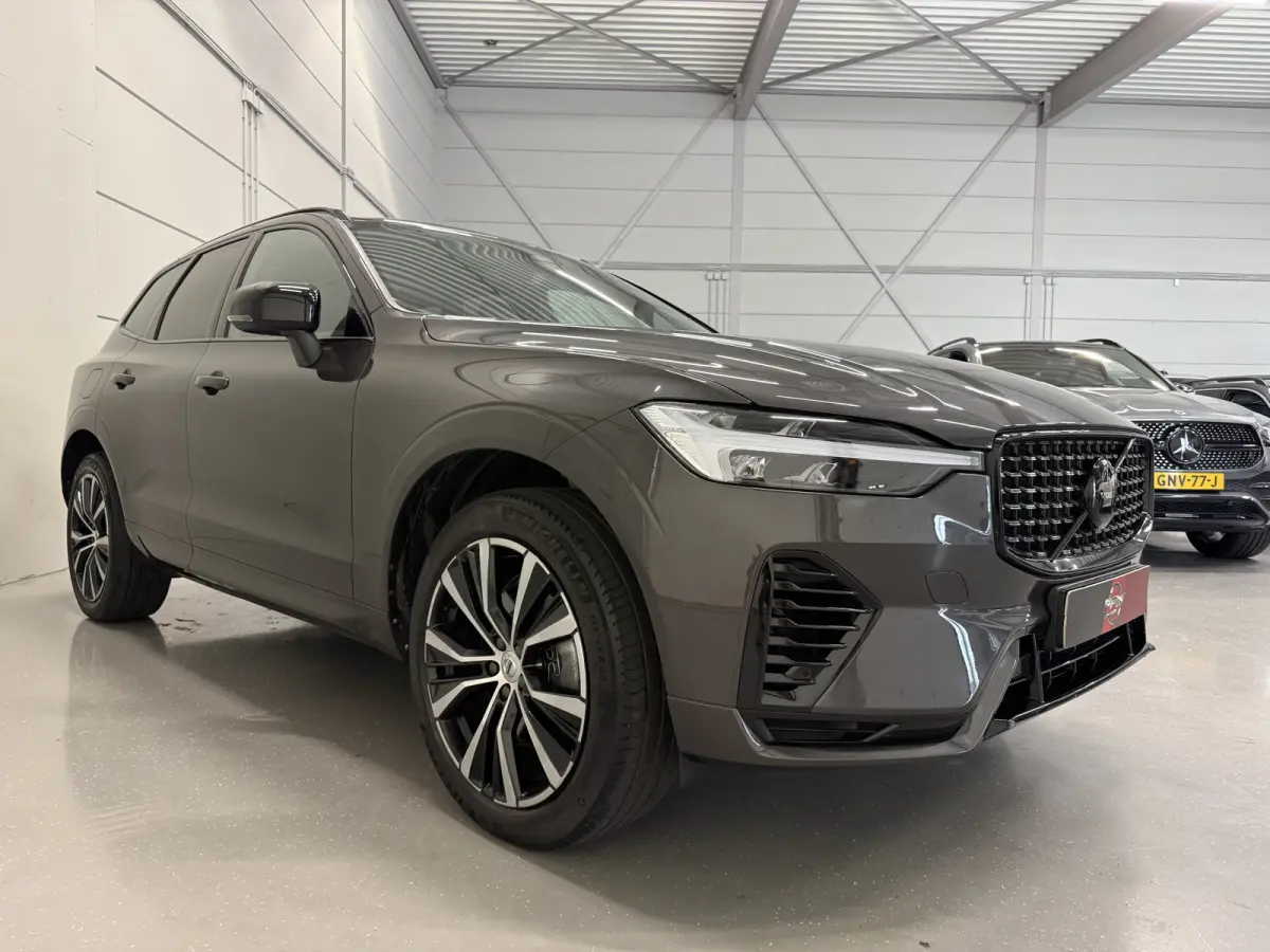 T6 Recharge AWD R-Design Long Range PLATINUM-GREY/PANO/TREKHAAK/20"/LEER-SPORT/ACC/PILOT-ASSIST/GOOGLE/2x MEMORY/BLACK-PACK/CRYSTAL-POOK/SOH 97%/NET OH BEURT GEHAD BIJ VOLVO DEALER