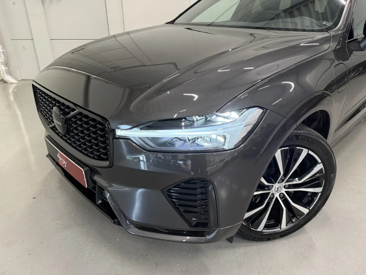 T6 Recharge AWD R-Design Long Range PLATINUM-GREY/PANO/TREKHAAK/20"/LEER-SPORT/ACC/PILOT-ASSIST/GOOGLE/2x MEMORY/BLACK-PACK/CRYSTAL-POOK/SOH 97%/NET OH BEURT GEHAD BIJ VOLVO DEALER