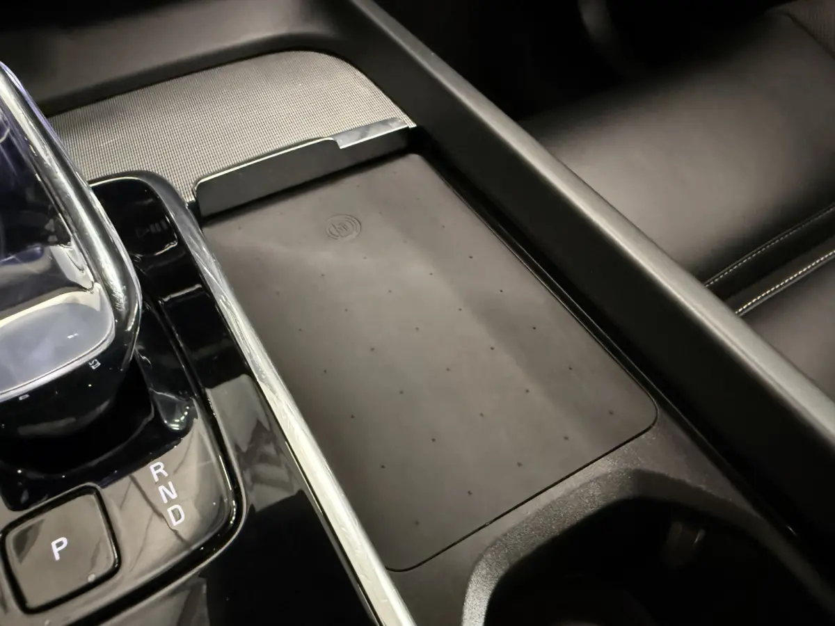 T6 Recharge AWD R-Design Long Range PLATINUM-GREY/PANO/TREKHAAK/20"/LEER-SPORT/ACC/PILOT-ASSIST/GOOGLE/2x MEMORY/BLACK-PACK/CRYSTAL-POOK/SOH 97%/NET OH BEURT GEHAD BIJ VOLVO DEALER