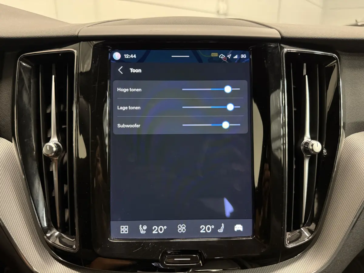 T6 Recharge AWD R-Design Long Range PLATINUM-GREY/PANO/TREKHAAK/20"/LEER-SPORT/ACC/PILOT-ASSIST/GOOGLE/2x MEMORY/BLACK-PACK/CRYSTAL-POOK/SOH 97%/NET OH BEURT GEHAD BIJ VOLVO DEALER