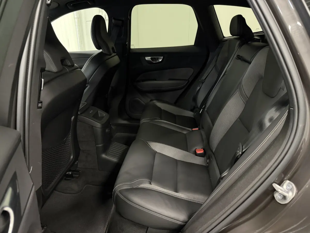 T6 Recharge AWD R-Design Long Range PLATINUM-GREY/PANO/TREKHAAK/20"/LEER-SPORT/ACC/PILOT-ASSIST/GOOGLE/2x MEMORY/BLACK-PACK/CRYSTAL-POOK/SOH 97%/NET OH BEURT GEHAD BIJ VOLVO DEALER
