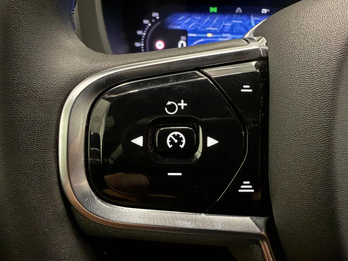 T6 Recharge AWD R-Design Long Range PLATINUM-GREY/PANO/TREKHAAK/20"/LEER-SPORT/ACC/PILOT-ASSIST/GOOGLE/2x MEMORY/BLACK-PACK/CRYSTAL-POOK/SOH 97%/NET OH BEURT GEHAD BIJ VOLVO DEALER