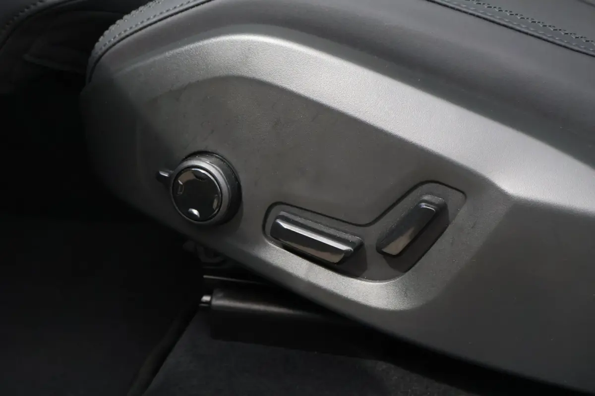 2.0 T6 Plug-in hybrid AWD Plus Dark | Trekhaak | Harman Kardon | HUD |