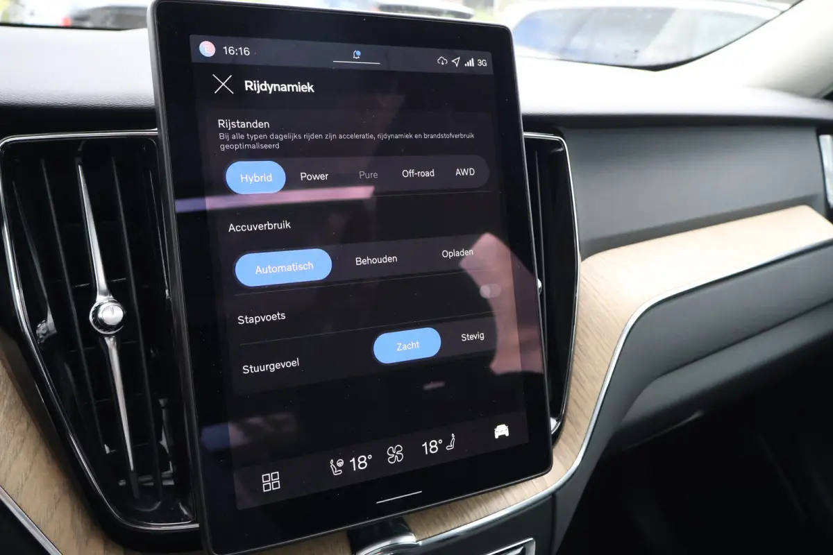 2.0 T6 Plug-in hybrid AWD Plus Dark | Trekhaak | Harman Kardon | HUD |