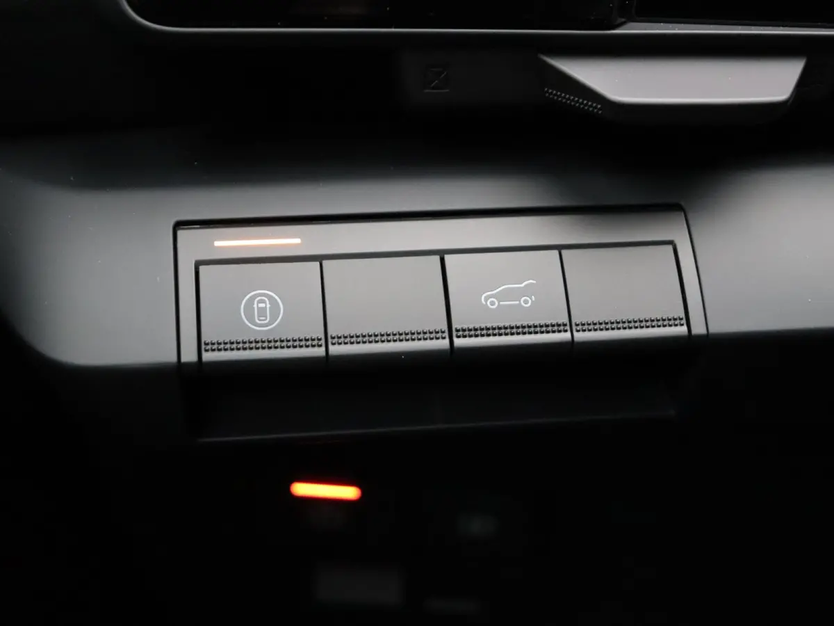 Business Edition 87 kWh | €5000,- KORTING! | Google Build-in | Elektrische Achterklep | Dakrails | Warmtepomp + Batterij Verwarming | Adaptieve Cruise Control | Keyless Entry | Privacy Gla