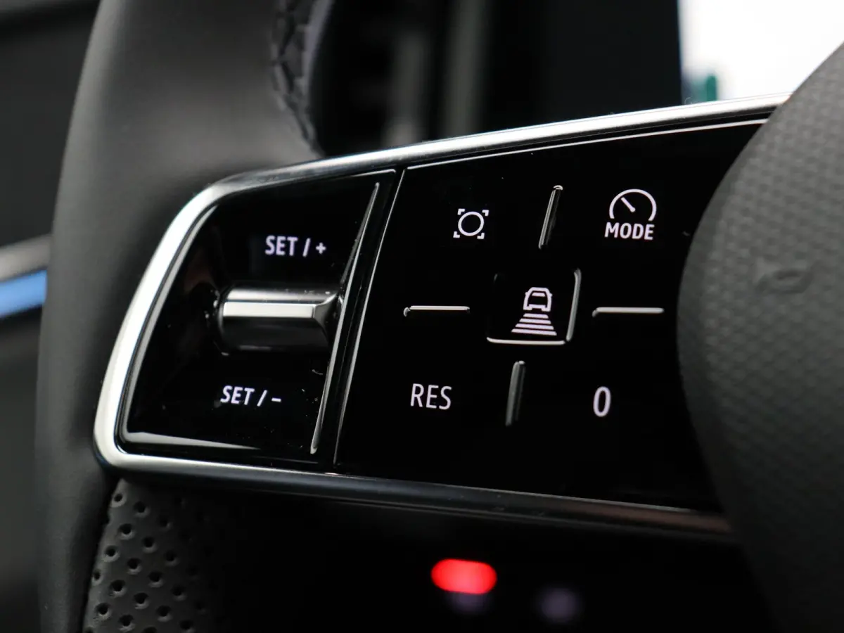 Business Edition 87 kWh | €5000,- KORTING! | Google Build-in | Elektrische Achterklep | Dakrails | Warmtepomp + Batterij Verwarming | Adaptieve Cruise Control | Keyless Entry | Privacy Gla