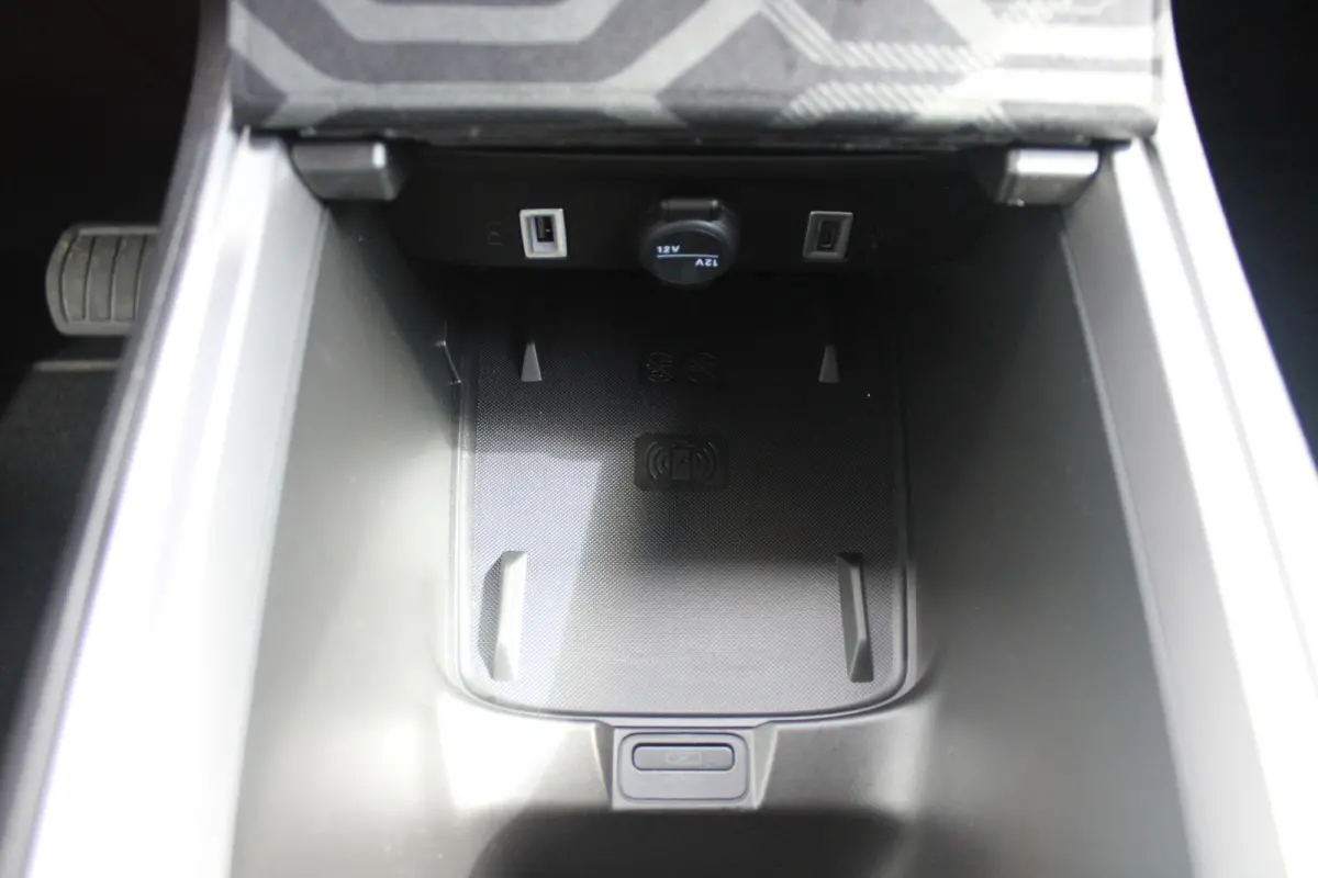 1.2 e-Hybrid 110PK SUMMIT | PANORAMA SCHUIF/KANTEL DAK | INFOTAINMENT & CONVENIENCE PACK: NAVIGATIE/VERKEERBORDENINFORMATIE/KEYLESS ENTRY EN START/HANDSFREE ELEKTRISCH BEDIENBARE ACHTERKLEP/