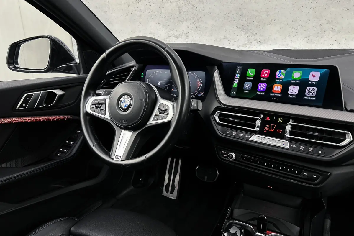 118i M-Sport | Panoramadak | Stoelverwarming | Lederen bekleding
