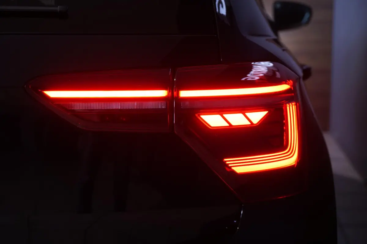 1.0 TSI R-Line Business + IQ LIGHT / KEYLESS / PANO / CAMERA