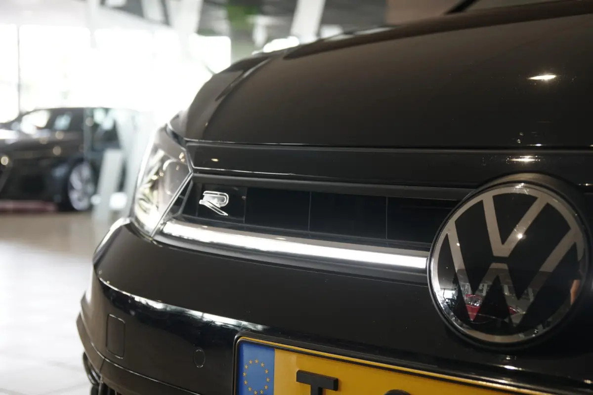 1.0 TSI R-Line Business + IQ LIGHT / KEYLESS / PANO / CAMERA
