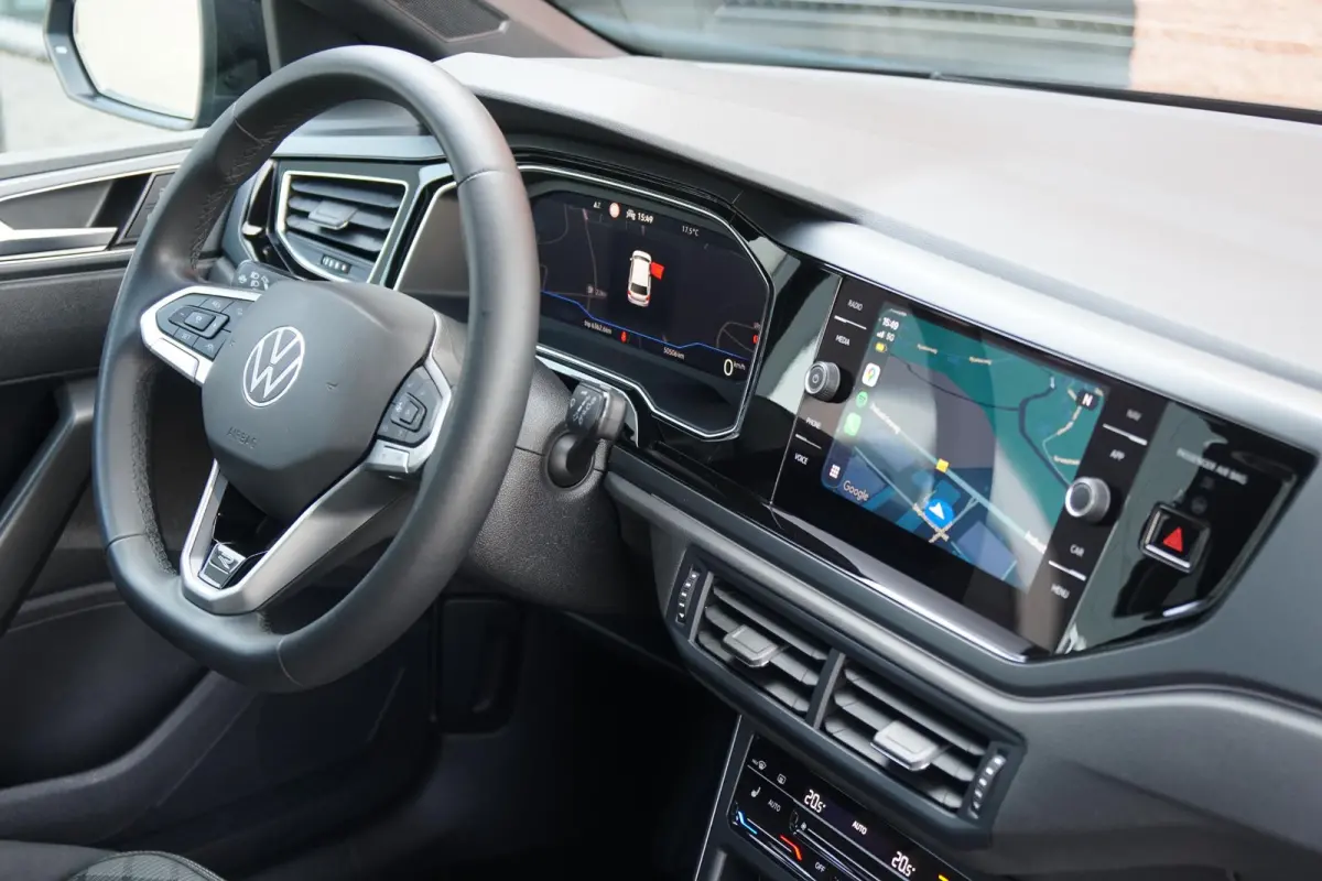 1.0 TSI R-Line Business + IQ LIGHT / KEYLESS / PANO / CAMERA
