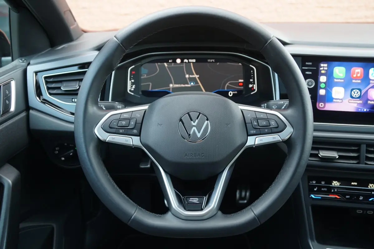 1.0 TSI R-Line Business + IQ LIGHT / KEYLESS / PANO / CAMERA