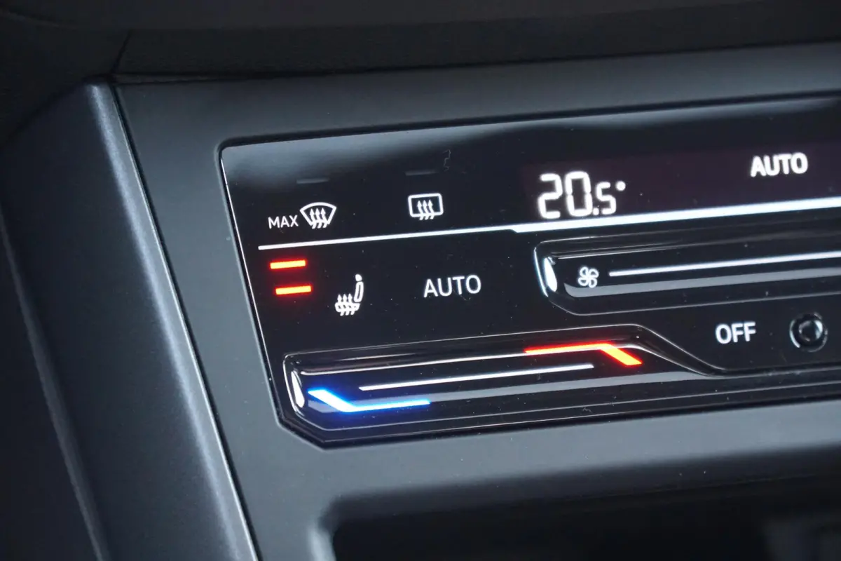 1.0 TSI R-Line Business + IQ LIGHT / KEYLESS / PANO / CAMERA