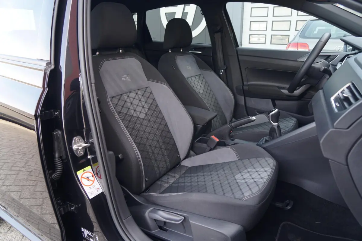 1.0 TSI R-Line Business + IQ LIGHT / KEYLESS / PANO / CAMERA