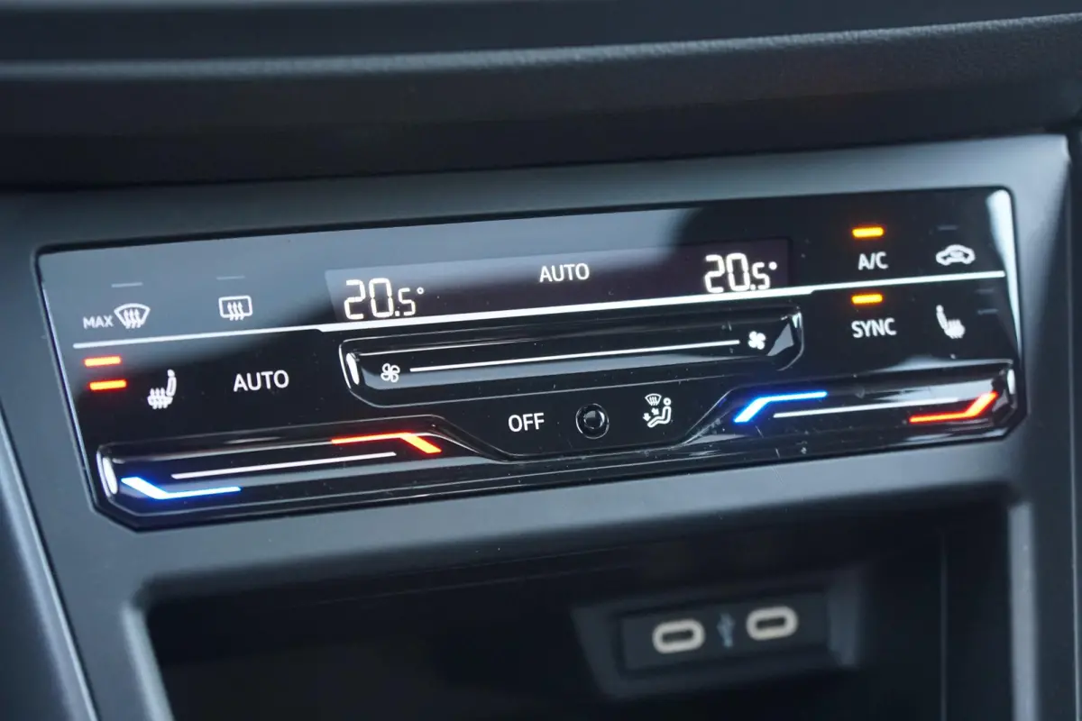 1.0 TSI R-Line Business + IQ LIGHT / KEYLESS / PANO / CAMERA