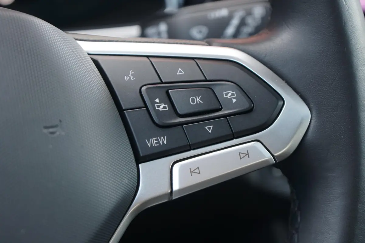 1.0 TSI R-Line Business + IQ LIGHT / KEYLESS / PANO / CAMERA