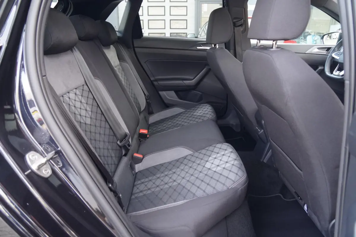 1.0 TSI R-Line Business + IQ LIGHT / KEYLESS / PANO / CAMERA
