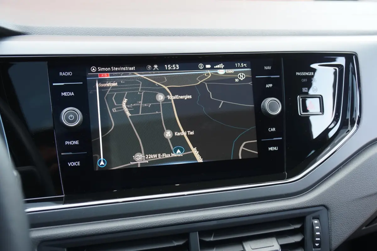1.0 TSI R-Line Business + IQ LIGHT / KEYLESS / PANO / CAMERA