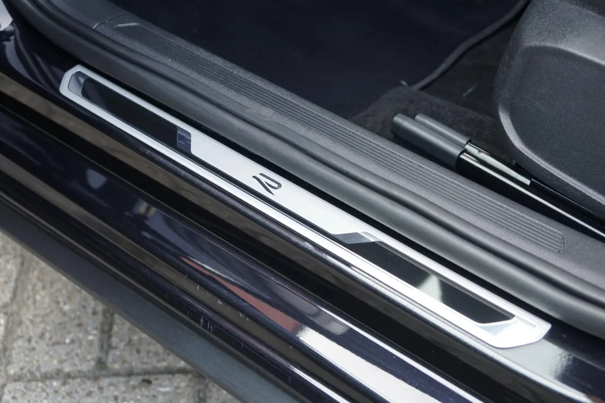1.0 TSI R-Line Business + IQ LIGHT / KEYLESS / PANO / CAMERA