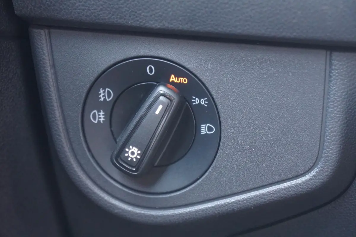 1.0 TSI R-Line Business + IQ LIGHT / KEYLESS / PANO / CAMERA