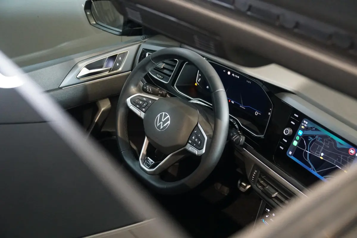 1.0 TSI R-Line Business + IQ LIGHT / KEYLESS / PANO / CAMERA