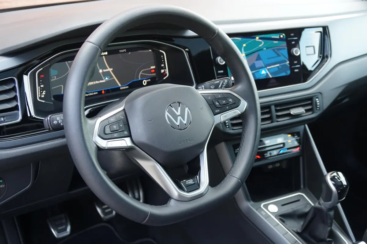 1.0 TSI R-Line Business + IQ LIGHT / KEYLESS / PANO / CAMERA