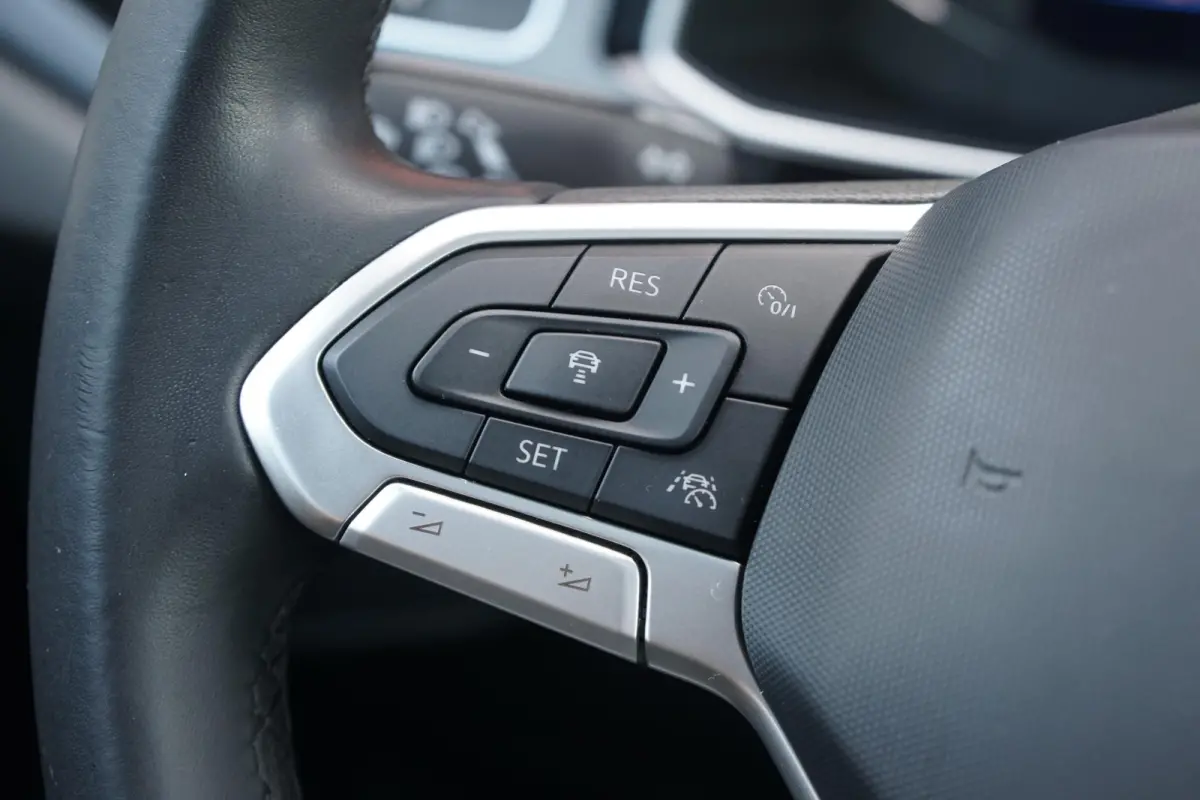 1.0 TSI R-Line Business + IQ LIGHT / KEYLESS / PANO / CAMERA