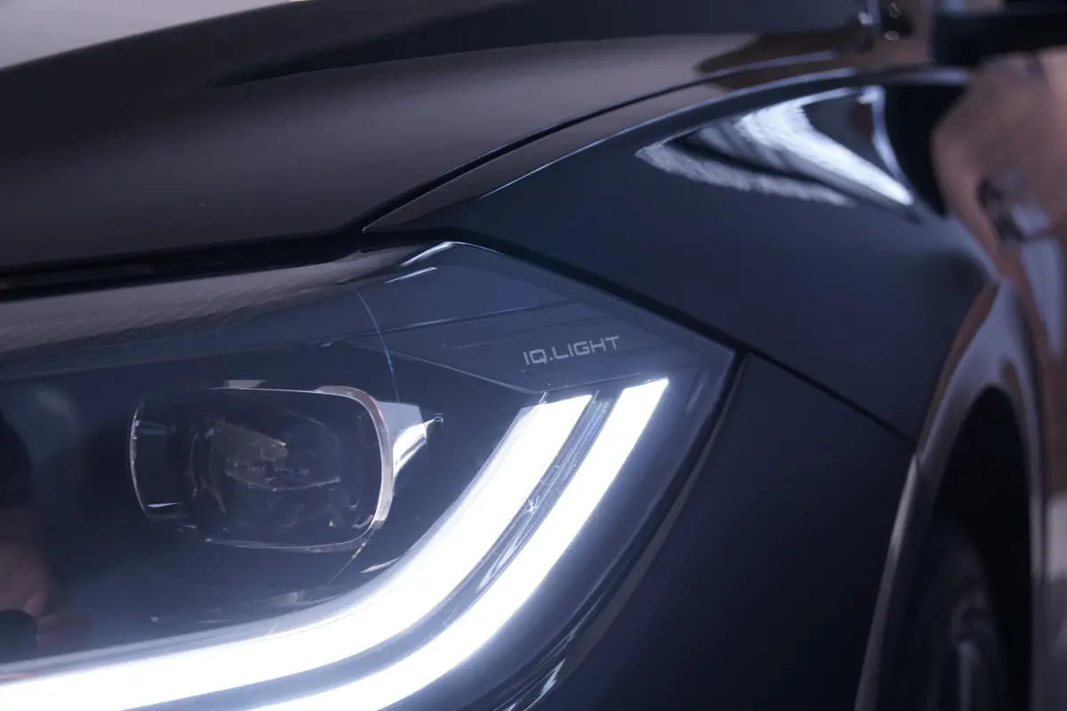 1.0 TSI R-Line Business + IQ LIGHT / KEYLESS / PANO / CAMERA