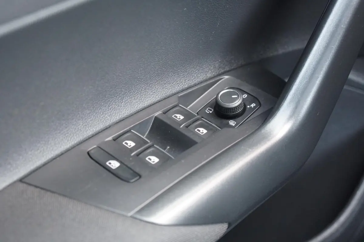1.0 TSI R-Line Business + IQ LIGHT / KEYLESS / PANO / CAMERA