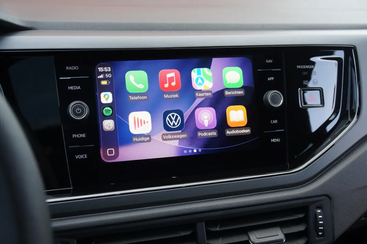 1.0 TSI R-Line Business + IQ LIGHT / KEYLESS / PANO / CAMERA