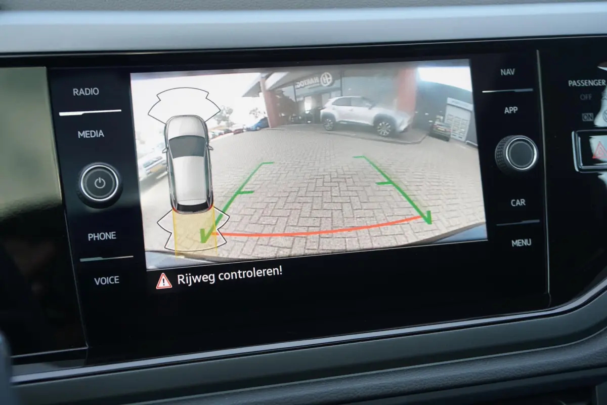 1.0 TSI R-Line Business + IQ LIGHT / KEYLESS / PANO / CAMERA