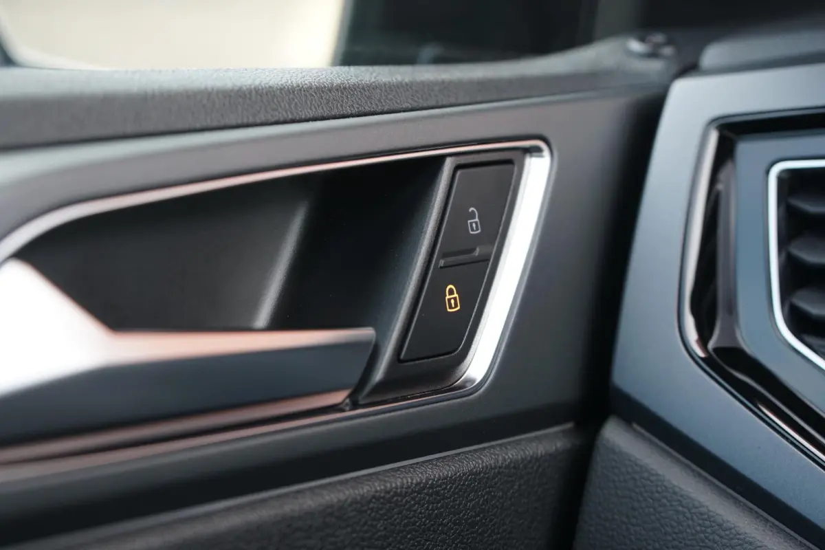 1.0 TSI R-Line Business + IQ LIGHT / KEYLESS / PANO / CAMERA