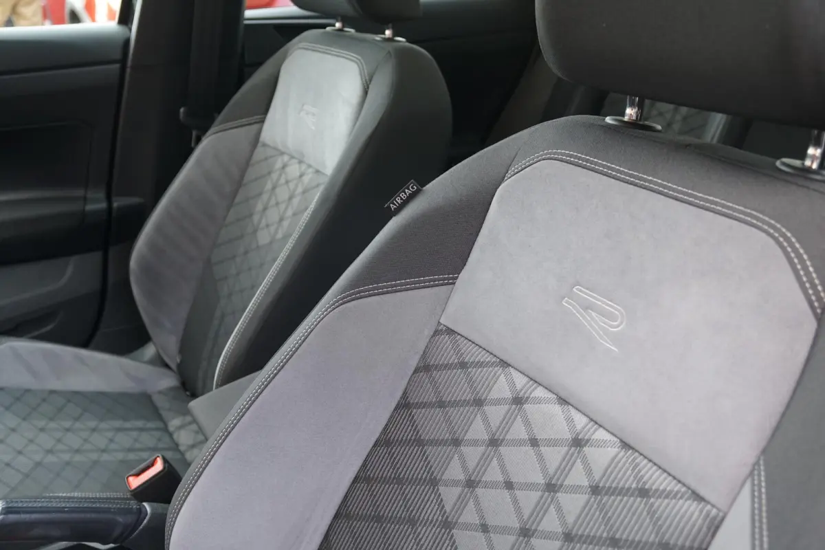 1.0 TSI R-Line Business + IQ LIGHT / KEYLESS / PANO / CAMERA