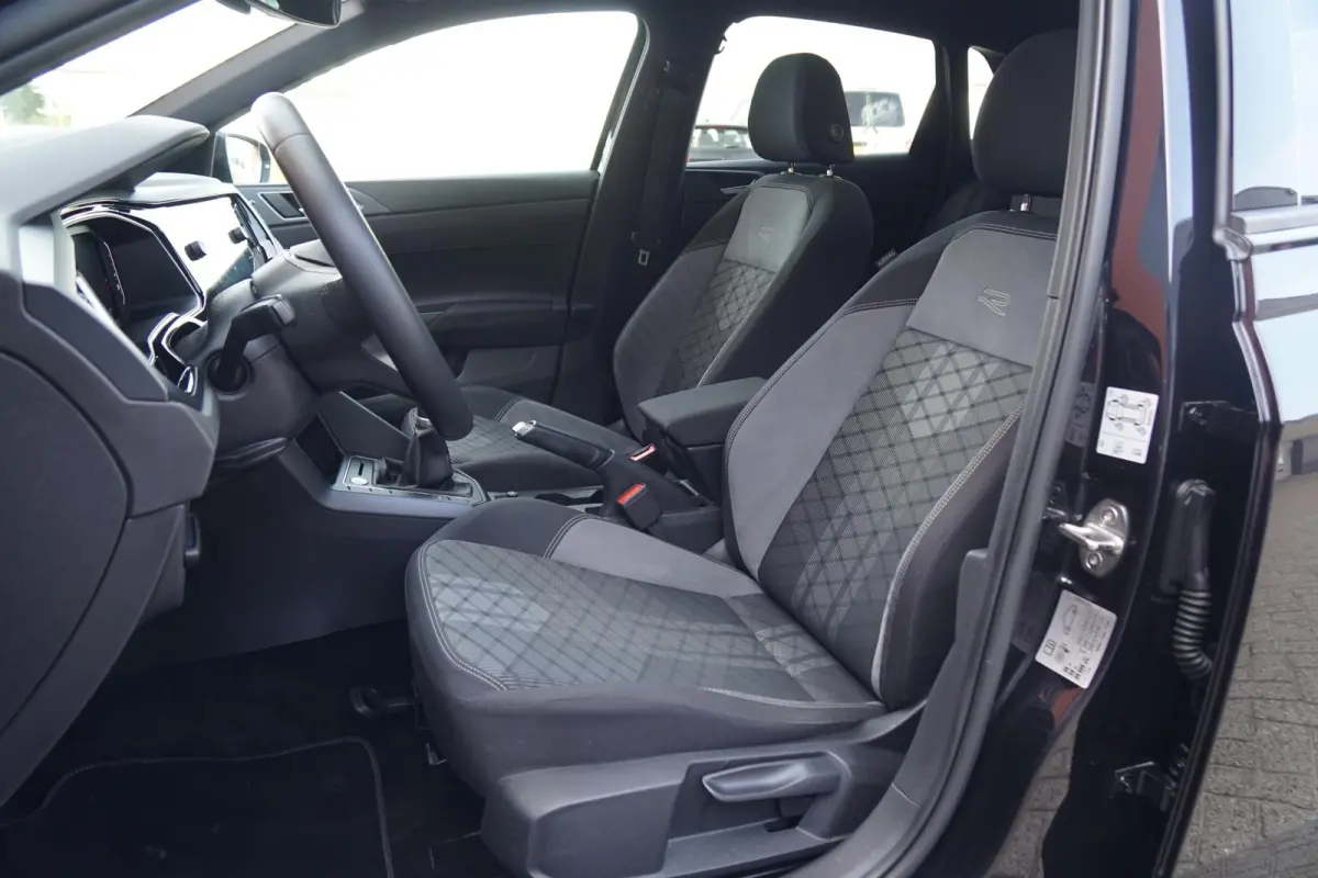1.0 TSI R-Line Business + IQ LIGHT / KEYLESS / PANO / CAMERA
