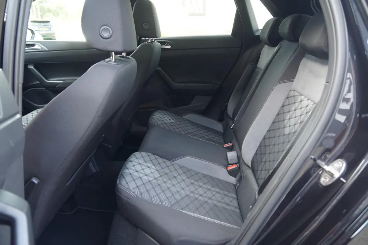 1.0 TSI R-Line Business + IQ LIGHT / KEYLESS / PANO / CAMERA