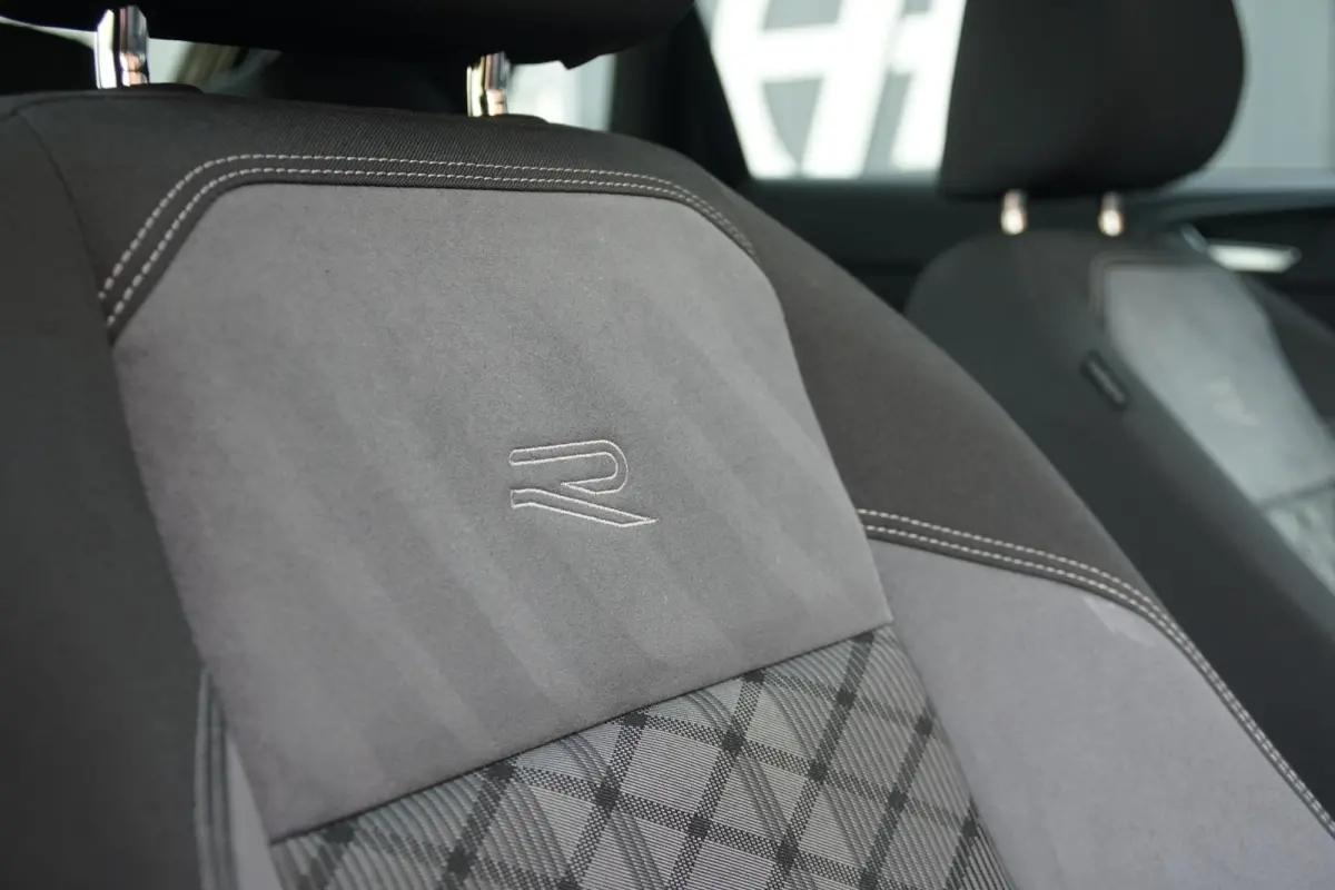 1.0 TSI R-Line Business + IQ LIGHT / KEYLESS / PANO / CAMERA