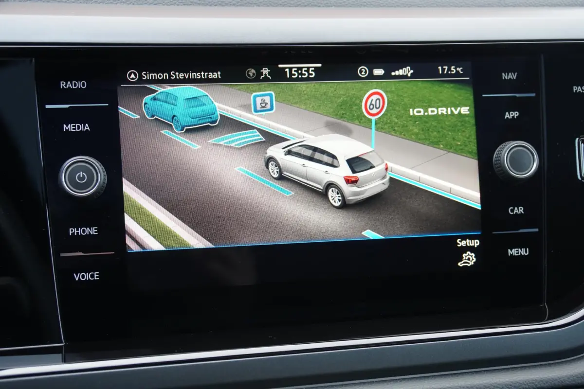 1.0 TSI R-Line Business + IQ LIGHT / KEYLESS / PANO / CAMERA