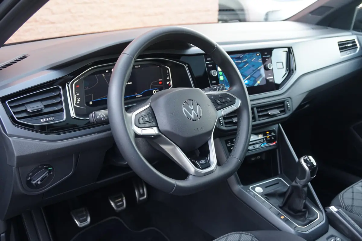 1.0 TSI R-Line Business + IQ LIGHT / KEYLESS / PANO / CAMERA