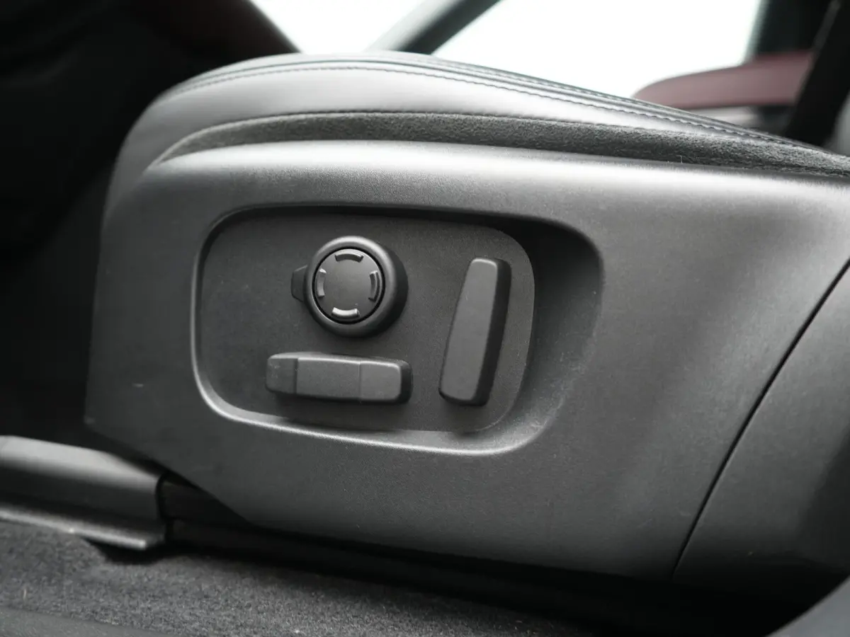 P300e AWD R-Dynamic SE PHEV 309pk | Trekhaak Afn. | Adaptive Cruise | Head Up | 360 Camera | Meridian Audio | Lederen Sportstoelen Memory & Verwarmd | Keyless | Blis | Stuur Verwarmd | Apple