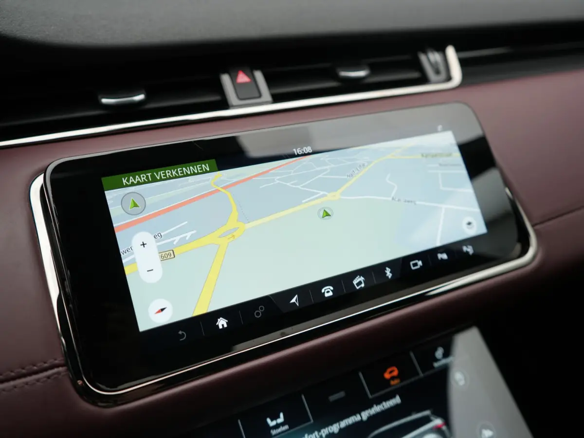 P300e AWD R-Dynamic SE PHEV 309pk | Trekhaak Afn. | Adaptive Cruise | Head Up | 360 Camera | Meridian Audio | Lederen Sportstoelen Memory & Verwarmd | Keyless | Blis | Stuur Verwarmd | Apple