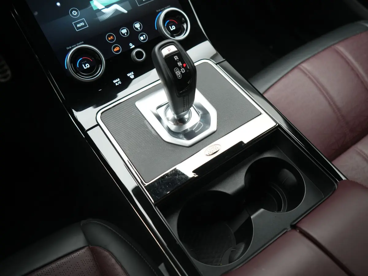 P300e AWD R-Dynamic SE PHEV 309pk | Trekhaak Afn. | Adaptive Cruise | Head Up | 360 Camera | Meridian Audio | Lederen Sportstoelen Memory & Verwarmd | Keyless | Blis | Stuur Verwarmd | Apple