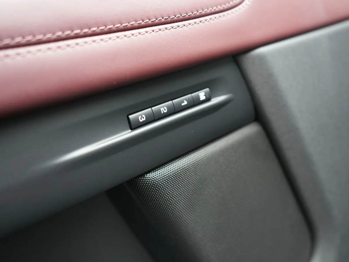 P300e AWD R-Dynamic SE PHEV 309pk | Trekhaak Afn. | Adaptive Cruise | Head Up | 360 Camera | Meridian Audio | Lederen Sportstoelen Memory & Verwarmd | Keyless | Blis | Stuur Verwarmd | Apple