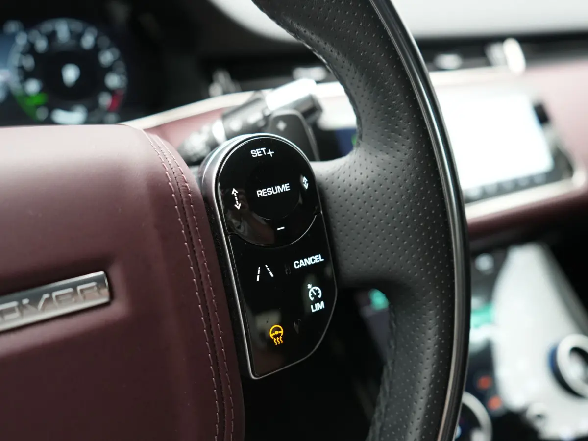 P300e AWD R-Dynamic SE PHEV 309pk | Trekhaak Afn. | Adaptive Cruise | Head Up | 360 Camera | Meridian Audio | Lederen Sportstoelen Memory & Verwarmd | Keyless | Blis | Stuur Verwarmd | Apple