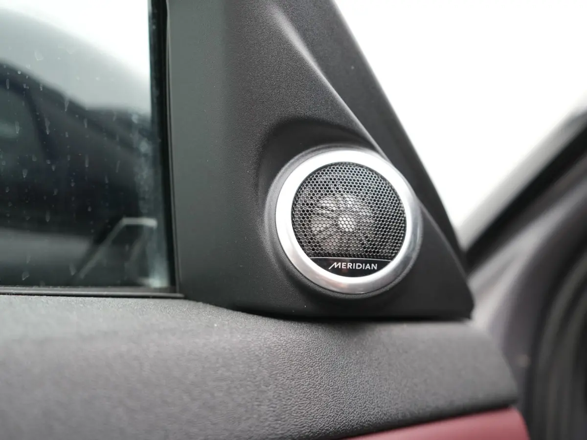 P300e AWD R-Dynamic SE PHEV 309pk | Trekhaak Afn. | Adaptive Cruise | Head Up | 360 Camera | Meridian Audio | Lederen Sportstoelen Memory & Verwarmd | Keyless | Blis | Stuur Verwarmd | Apple