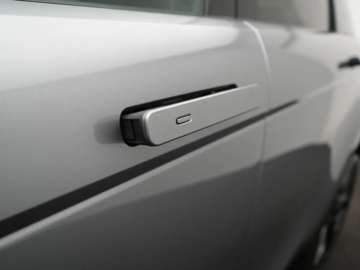 P300e AWD R-Dynamic SE PHEV 309pk | Trekhaak Afn. | Adaptive Cruise | Head Up | 360 Camera | Meridian Audio | Lederen Sportstoelen Memory & Verwarmd | Keyless | Blis | Stuur Verwarmd | Apple