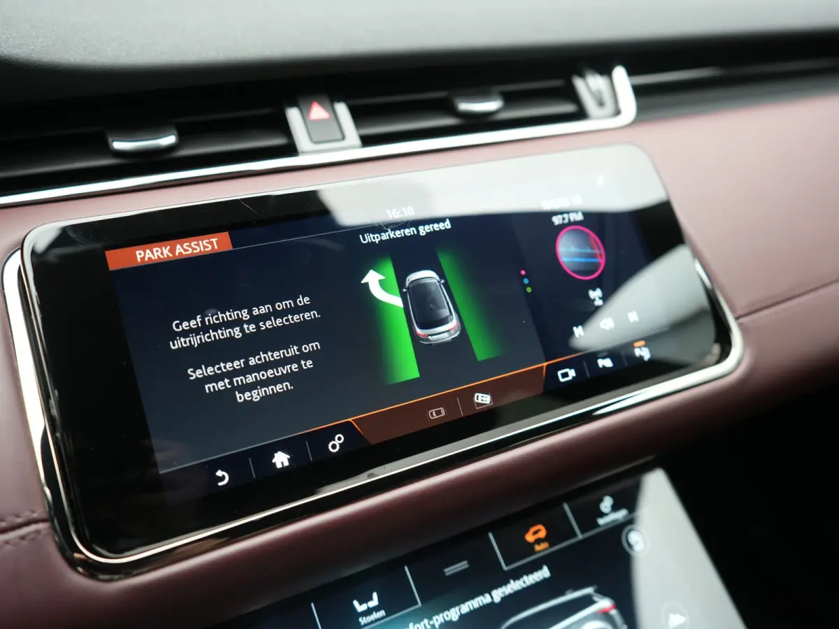 P300e AWD R-Dynamic SE PHEV 309pk | Trekhaak Afn. | Adaptive Cruise | Head Up | 360 Camera | Meridian Audio | Lederen Sportstoelen Memory & Verwarmd | Keyless | Blis | Stuur Verwarmd | Apple