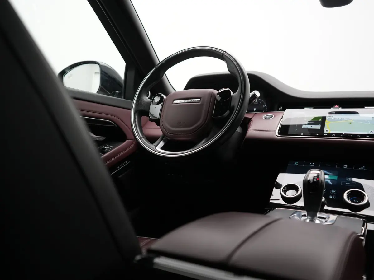 P300e AWD R-Dynamic SE PHEV 309pk | Trekhaak Afn. | Adaptive Cruise | Head Up | 360 Camera | Meridian Audio | Lederen Sportstoelen Memory & Verwarmd | Keyless | Blis | Stuur Verwarmd | Apple