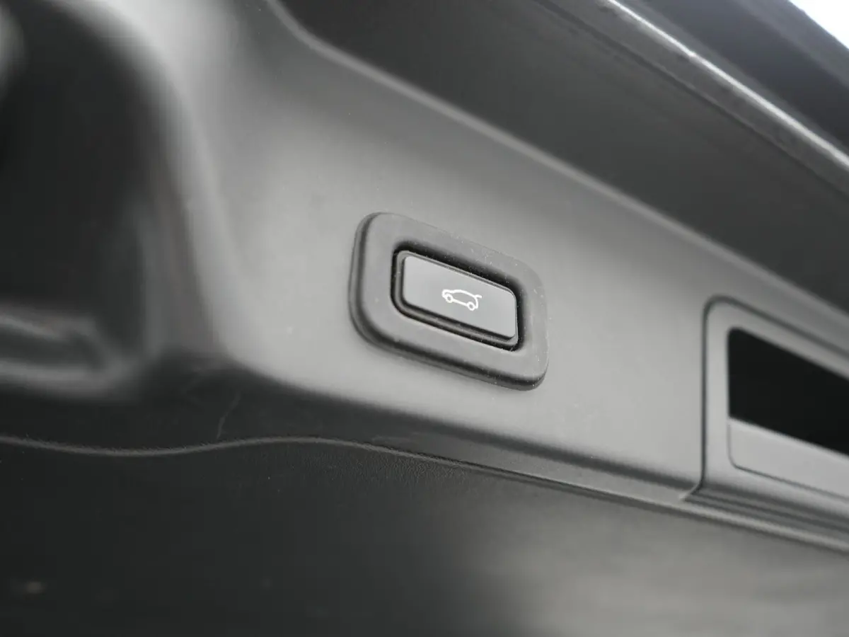 P300e AWD R-Dynamic SE PHEV 309pk | Trekhaak Afn. | Adaptive Cruise | Head Up | 360 Camera | Meridian Audio | Lederen Sportstoelen Memory & Verwarmd | Keyless | Blis | Stuur Verwarmd | Apple