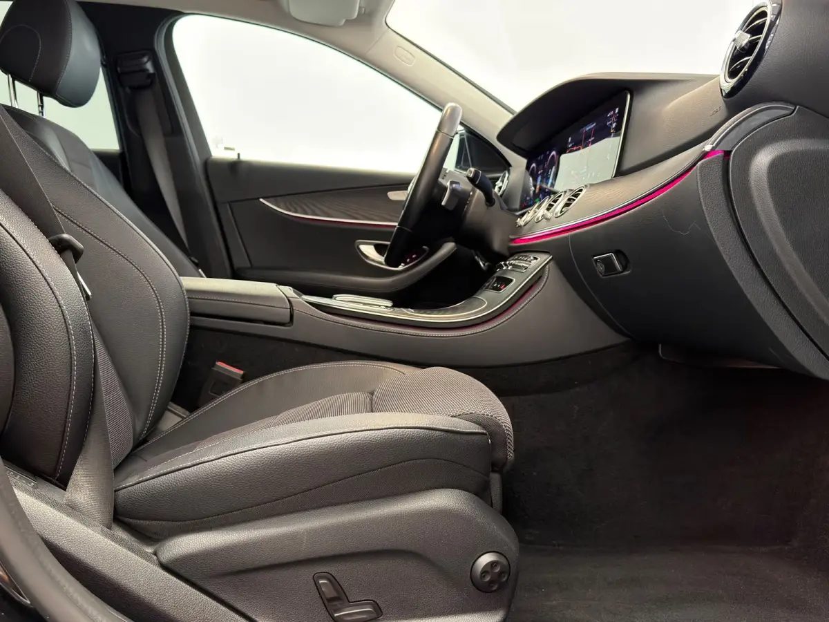 300e / Keyless / Trekhaak / Sfeerverlichting