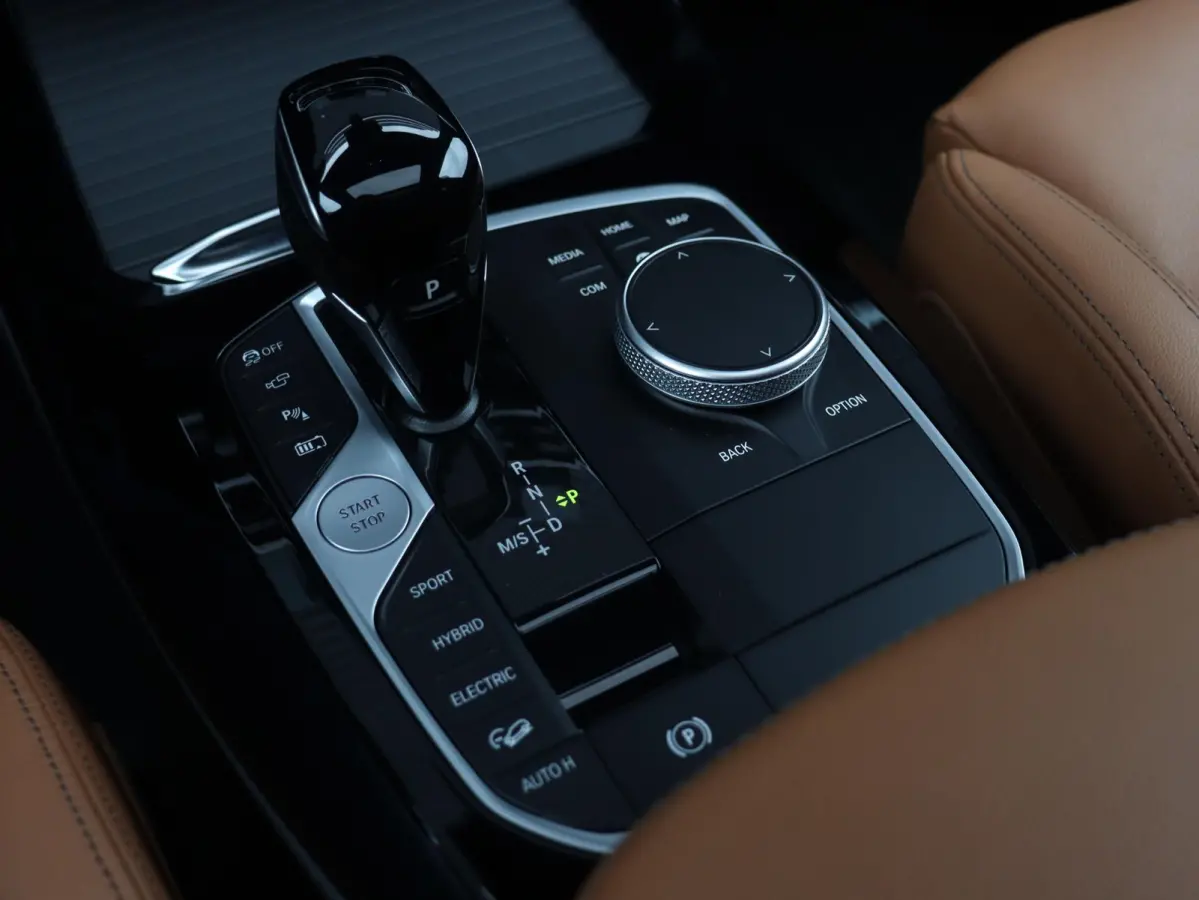 xDrive30e | High Executive | M Sportpakket | Panodak | Driving Assistant Prof. | Head-Up | Parking Assistant Plus | Harman Kardon | Elektr. M Stoelen | 21'' LMV